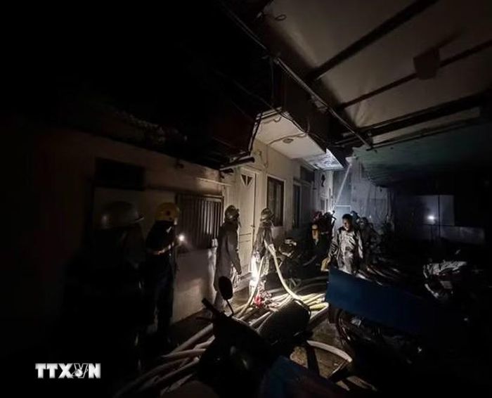 Lực lượng Cảnh sát Phòng cháy chữa cháy và Cứu nạn cứu hộ Hà Nội khẩn trương tìm kiếm cứu nạn và tổ chức dập tắt đám cháy. (Ảnh: TTXVN phát)