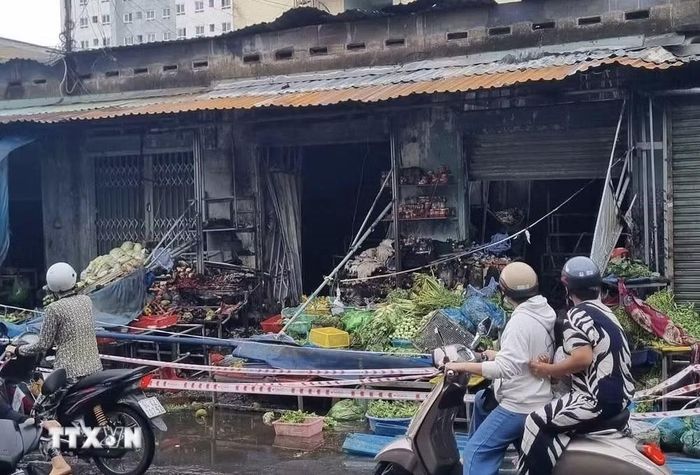Cháy kiốt bán rau ở Thành phố Hồ Chí Minh khiến một người tử vong. (Ảnh: TTXVN phát)