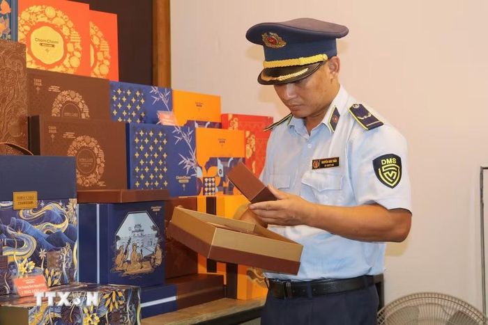 Lực lượng Quản lý thị trường tỉnh Ninh Bình kiểm tra hoạt động sản xuất, kinh doanh bánh Trung Thu tại phường Phủ Lý, tỉnh Ninh Bình. (Ảnh: Thùy Dung/TTXVN)