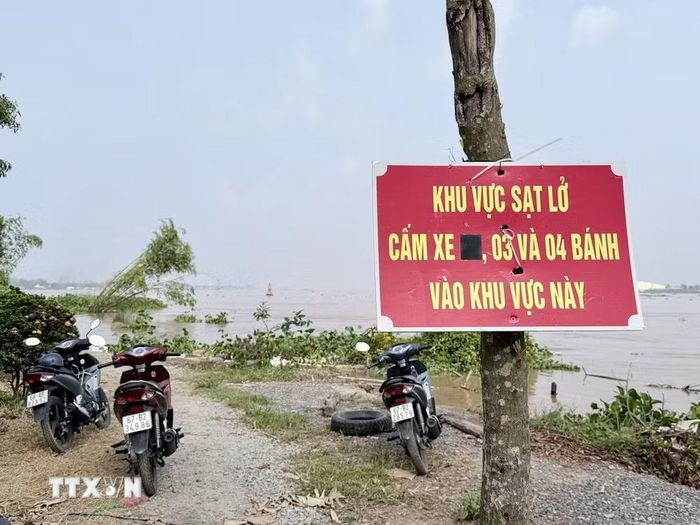 Chính quyền địa phương treo biển cảnh báo nhằm hạn phương tiện tiếp cận khu vực nguy hiểm. (Ảnh: Thanh Sang/TTXVN)