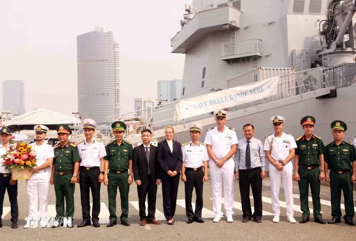 Các đại biểu Việt Nam chụp ảnh lưu niệm cùng các sỹ quan chỉ huy tàu ITS Giovanni delle Bande Nere. (Ảnh: Xuân Khu/TTXVN)