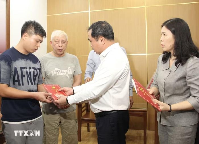 Bí thư Thành ủy Hà Nội Trần Đức Thắng cùng đoàn công tác thăm hỏi, chia sẻ mất mát với gia đình nạn nhân trong vụ cháy tại phường Tây Hồ. (Ảnh: Hùng Mạnh/TTXVN)