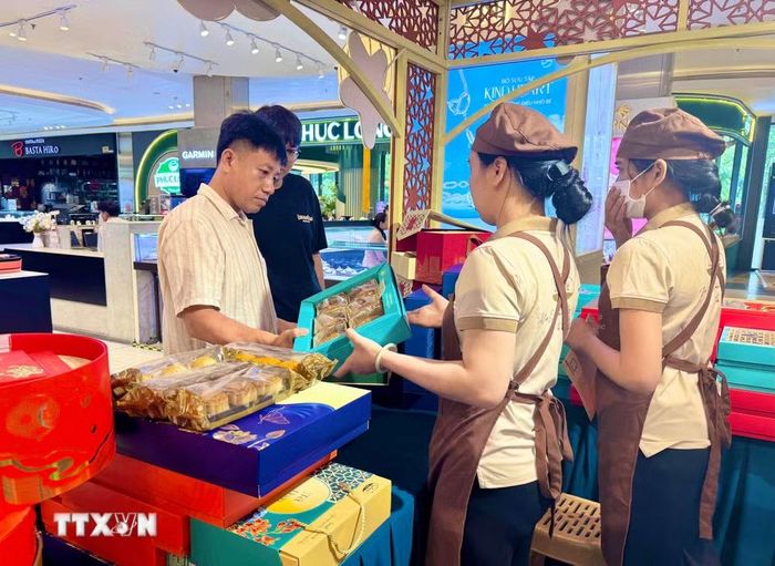 Người dân Thành phố Hồ Chí Minh ưu tiên những bộ sản phẩm có giá vừa phải, trên 500.000 đến dưới 1.000.000 đồng/hộp làm quà biếu tặng. (Ảnh: Hương Giang/TTXVN)