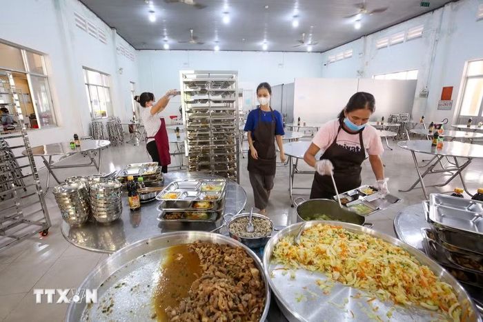Khu vực chế biến, chuẩn bị bữa ăn cho học sinh nội trú được nhà trường chú trọng bảo đảm vệ sinh. (Ảnh: Giang Phương/TTXVN)