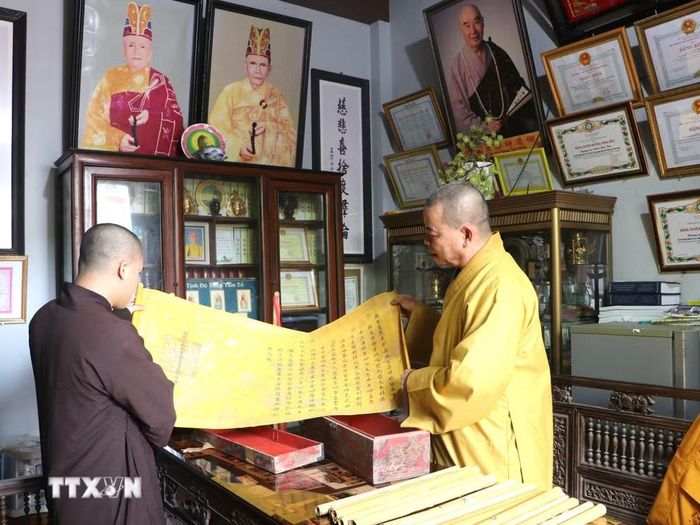 Bản sắc phong sớm nhất được ban dưới triều vua Minh Mạng, đề ngày 24 tháng 9 năm Minh Mạng thứ ba (1822), phong tặng cho Quang Chiếu Vương Mai Đình Dõng. (Ảnh: Đinh Hương/TTXVN)