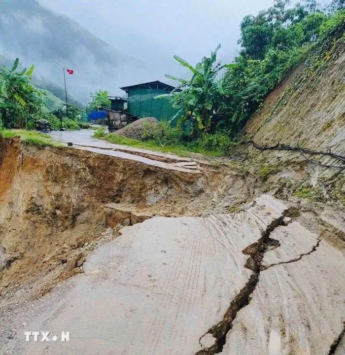 Nhiều tuyến đường trên địa bàn tỉnh Lào Cai bị sạt lở. (Ảnh: TTXVN phát)