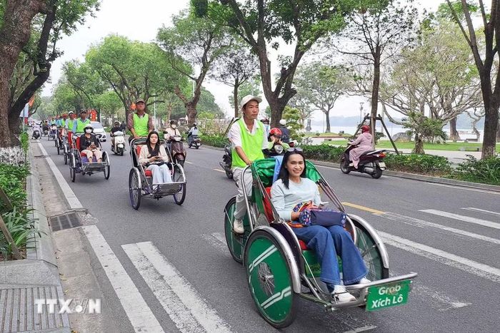 Du khách nước ngoài tham quan thành phố Huế. (Ảnh: Nguyên Lý/TTXVN)