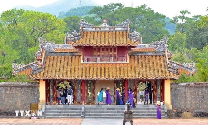 Du khách tham quan địa điểm du lịch tại thành phố Huế. (Ảnh: Hải Âu/TTXVN)