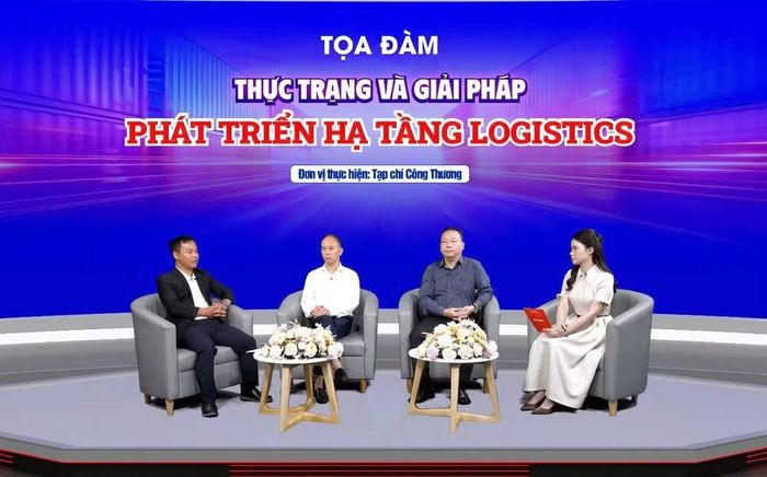Các nhà quản lý, chuyên gia và đại diện doanh nghiệp thảo luận tại Tọa đàm “Thực trạng và giải pháp phát triển hạ tầng logistics”. (Ảnh: CTV/Vietnam+)