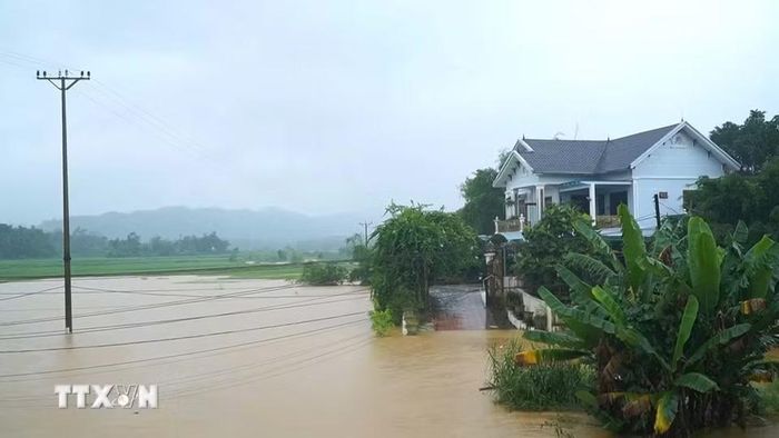 Nhà dân ở Thanh Hóa ngập sâu trong biển nước. (Ảnh: Nguyễn Nam/TTXVN)