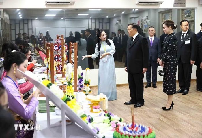 Nhà vua Thái Lan Maha Maha Vajiralongkorn Phra Vajiraklaochaoyuhua cùng Hoàng hậu Suthida Bajrasudhabimalalakshana tham quan gian trưng bày các sản phẩm truyền thống Thái Lan do sinh viên Trường Đại học Hà Nội thể hiện. (Ảnh: An Đăng/TTXVN)