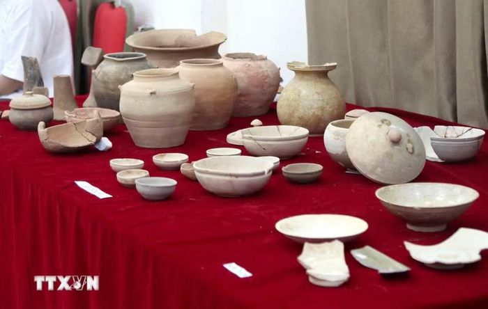 Nhiều đồ tùy táng được phát hiện, gồm bình, chén, bát, nồi, vò, lọ bằng gốm sành; tiền Ngũ Thù; dao, đao, kiếm bằng sắt; đồ đồng; hạt chuỗi thủy tinh và các hạt, lá kim loại màu vàng. (Ảnh: Văn Tý/TTXVN)