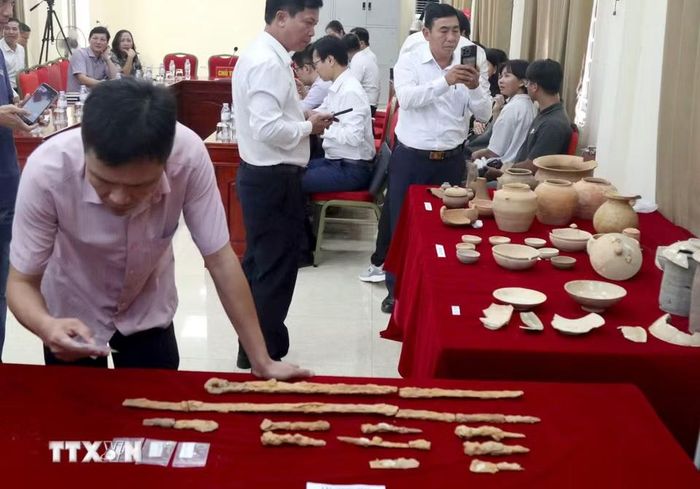 Nhiều đồ tùy táng được phát hiện, gồm bình, chén, bát, nồi, vò, lọ bằng gốm sành; tiền Ngũ Thù; dao, đao, kiếm bằng sắt; đồ đồng; hạt chuỗi thủy tinh và các hạt, lá kim loại màu vàng.(Ảnh: Văn Tý/TTXVN)