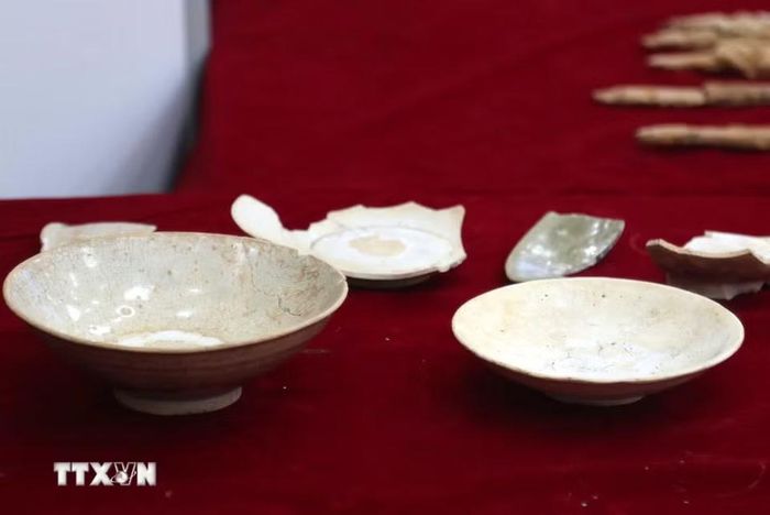 Nhiều đồ tùy táng được phát hiện, gồm bình, chén, bát, nồi, vò, lọ bằng gốm sành; tiền Ngũ Thù; dao, đao, kiếm bằng sắt; đồ đồng; hạt chuỗi thủy tinh và các hạt, lá kim loại màu vàng. (Ảnh: Văn Tý/TTXVN)