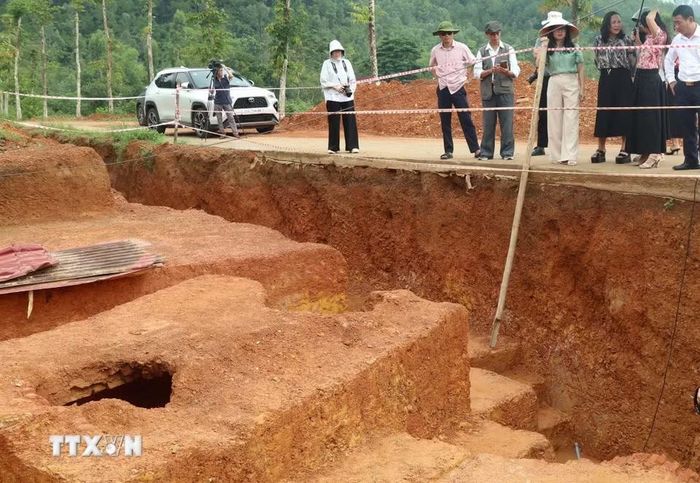 Căn cứ đặc điểm cấu trúc, kỹ thuật xây dựng và các di vật phát hiện tại di tích, đây là hai mộ táng với hầm mộ được xây xếp bằng gạch có niên đại bước đầu khoảng thế kỷ IV đến thế kỷ VI, thuộc giai đoạn Lục Triều. (Ảnh: Văn Tý/TTXVN)