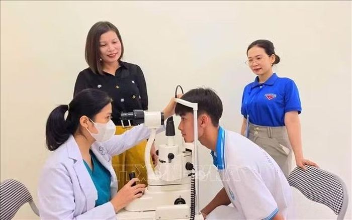Khám sức khỏe cho học sinh trường THPT Quang Trung (phường Sơn Nam, tỉnh Hưng Yên).