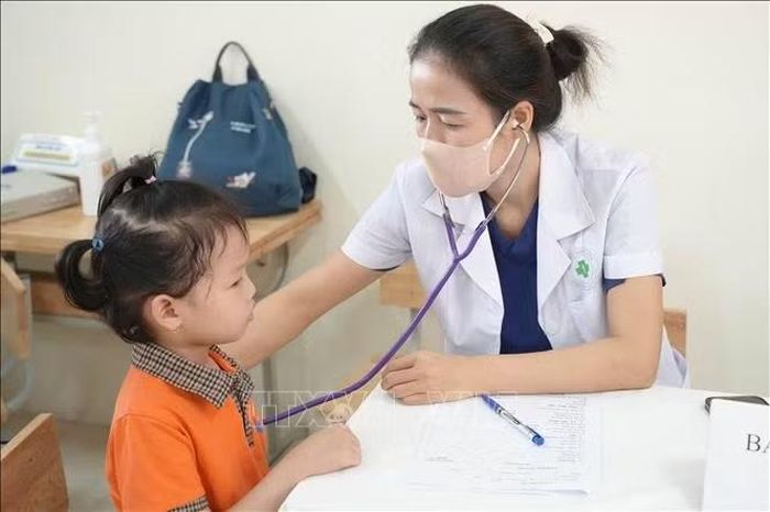 Khám sức khỏe cho học sinh trường Mầm non Phạm Ngũ Lão (xã Phạm Ngũ Lão, tỉnh Hưng Yên).
