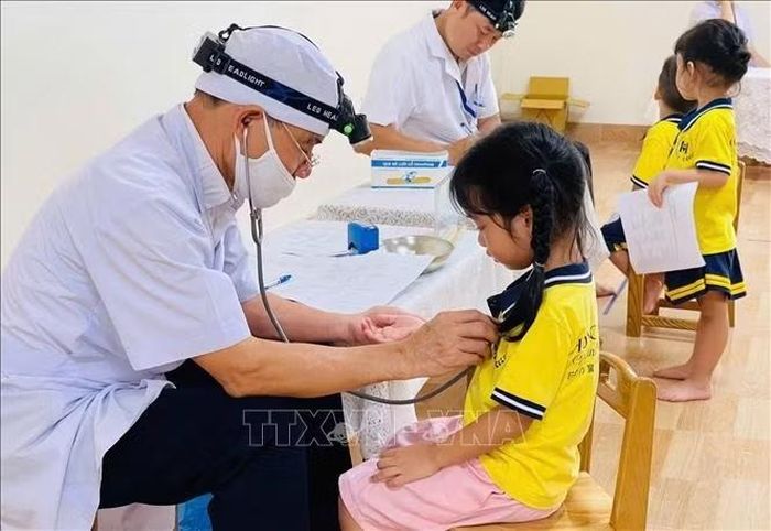 Khám sức khỏe cho học sinh trường Mầm non Hồng Nhung (phường Trần Hưng Đạo, tỉnh Hưng Yên).