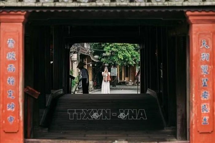 Qua khung gỗ Chùa Cầu là nhịp sống phố cổ vẫn tiếp diễn mỗi ngày. Trải qua hơn bốn thế kỷ, công trình không chỉ là một chứng tích kiến trúc mà còn là một phần trong không gian sinh hoạt của nhiều thế hệ cư dân Hội An.