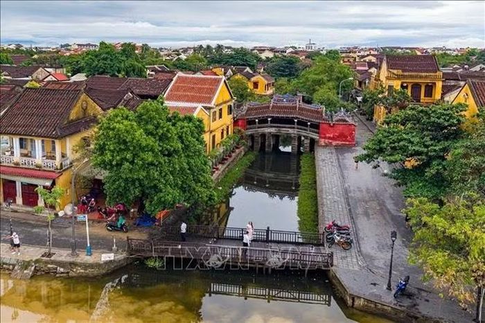 Chùa Cầu được các thương nhân Nhật Bản xây dựng vào đầu thế kỷ XVII, sau đó được cộng đồng người Hoa và người Việt tiếp tục tu sửa, gìn giữ. Quá trình ấy khiến công trình mang dấu ấn giao thoa của nhiều nền văn hóa từng gặp gỡ tại thương cảng Hội An. Ảnh: Phạm Tuấn Anh - TTXVN