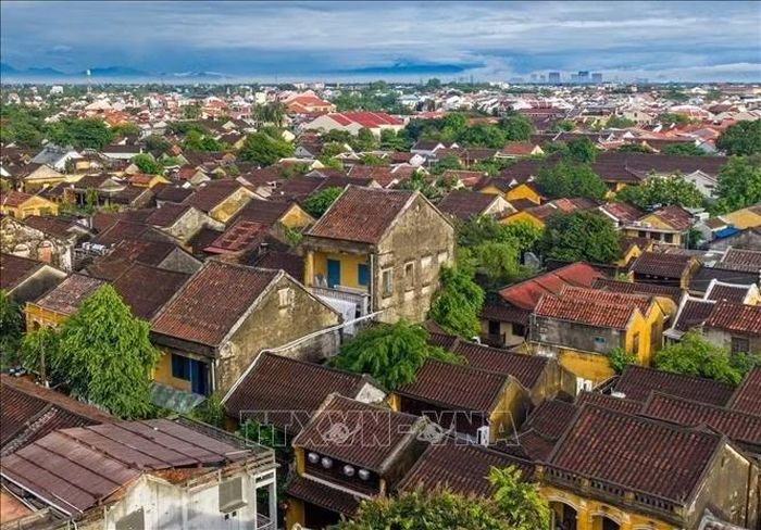 Phần lớn các công trình được bố trí san sát, mặt tiền hướng ra phố và kéo dài theo chiều sâu, phù hợp với hoạt động buôn bán của một đô thị thương nghiệp xưa.