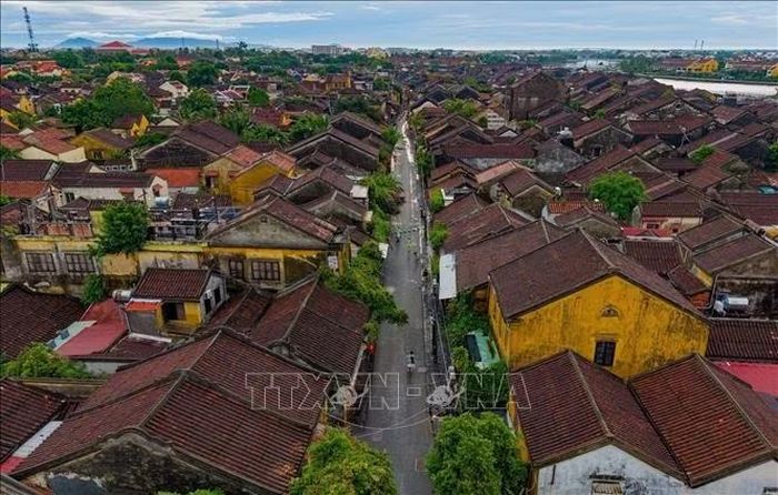 Mạng lưới đường phố phát triển theo điều kiện tự nhiên, tạo nên cấu trúc đô thị hữu cơ thay vì được quy hoạch theo những ô phố vuông vức.