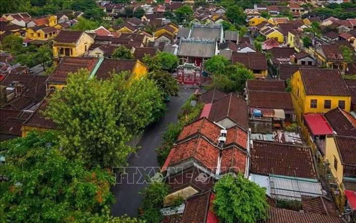 Hội quán Quảng Đông, còn gọi là Quảng Triệu Hội quán, nổi bật giữa những mái nhà cổ trên đường Trần Phú.