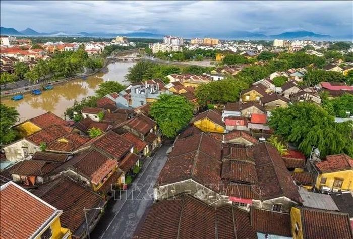 Những dãy nhà cổ hướng về sông Hoài cho thấy mối quan hệ chặt chẽ giữa cấu trúc phố thị và giao thương đường thủy. Chính dòng sông từng đưa thương nhân, hàng hóa cùng nhiều dòng văn hóa đến Hội An, góp phần hình thành một thương cảng quốc tế và để lại quần thể kiến trúc đa dạng còn được gìn giữ đến ngày nay.