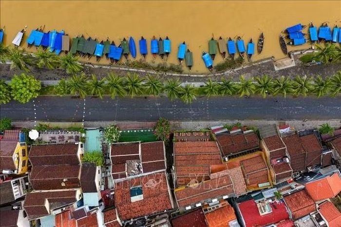 Trong quá khứ, đường thủy đưa tàu buôn, hàng hóa và những dòng văn hóa khác nhau đến Hội An; ngày nay, những bến thuyền vẫn là một phần quen thuộc của cảnh quan ven sông Hoài.