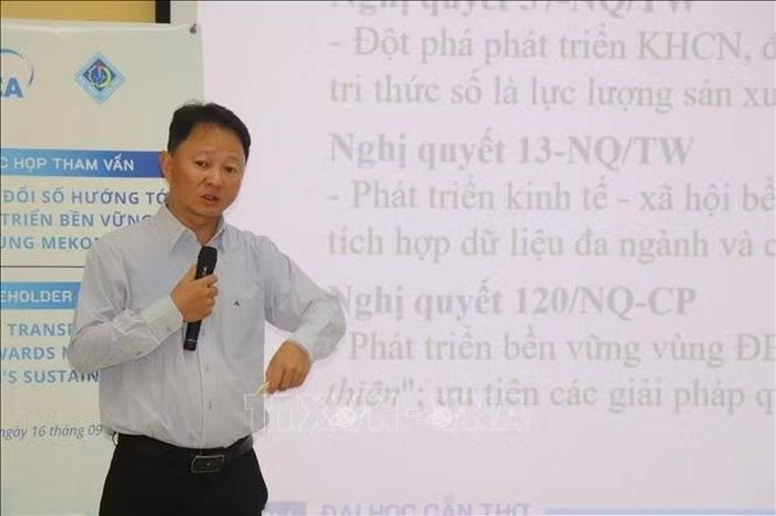 PGS.TS Văn Phạm Đăng Trí, Viện trưởng Viện Mekong thông tin về Nền tảng Knowledge Hub.