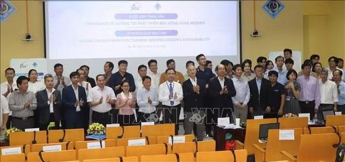 Các đại biểu chụp ảnh lưu niệm.