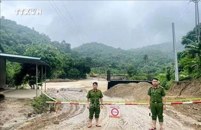 Cơ quan chức năng bố trí lực lượng trực gác 24/24 tại khu vực ngập lụt nhằm đảm bảo an toàn giao thông. Ảnh: TTXVN phát