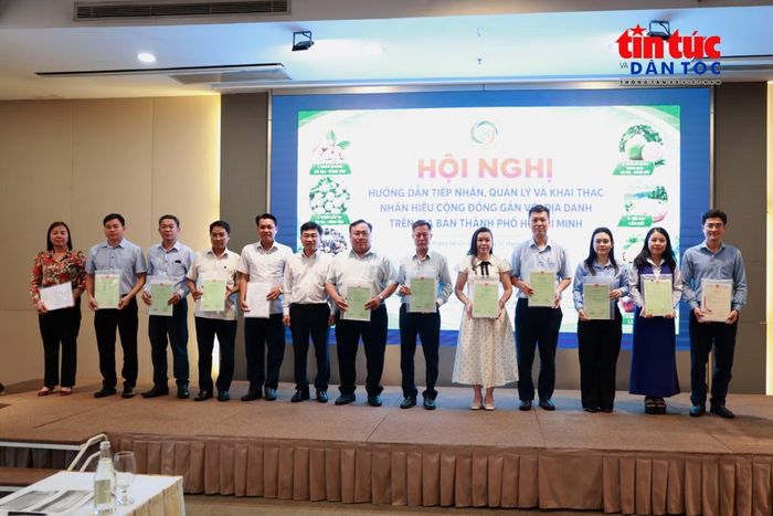 Ông Trần Trọng Tuyên, Phó Giám đốc Sở KH&CN TP Hồ Chí Minh, trao 30 văn bằng bảo hộ chỉ dẫn địa lý, nhãn hiệu chứng nhận, nhãn hiệu tập thể có chứa tên địa danh thuộc TP Hồ Chí Minh, ngày 10/9/2026.