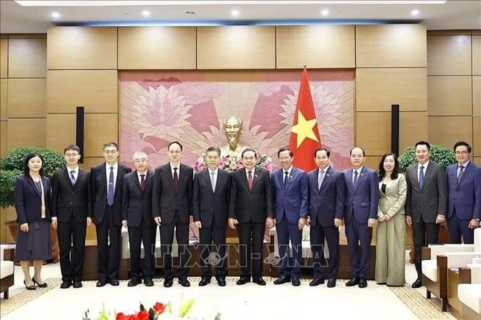 Chủ tịch Quốc hội Trần Thanh Mẫn chụp ảnh lưu niệm với đại biểu. Ảnh: Doãn Tấn/TTXVN