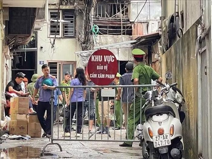 Lực lượng chức năng phong tỏa hiện trường vụ cháy tại ngõ 2B Văn Cao, phường Tây Hồ, thành phố Hà Nội để phục vụ công tác điều tra. Ảnh: Trung Nguyên/TTXVN