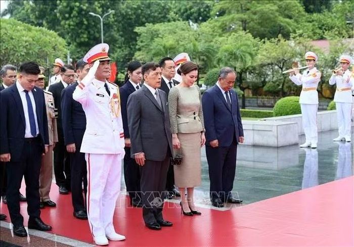 Nhà vua Thái Lan Maha Vajiralongkorn Phra Vajiraklaochaoyuhua và Hoàng hậu Suthida Bajrasudhabimalalakshana tưởng niệm các Anh hùng liệt sĩ. Ảnh: An Đăng /TTXVN