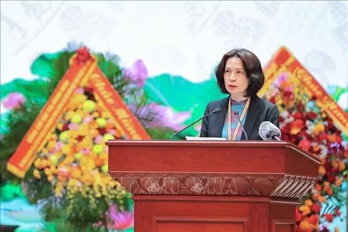 Đồng chí Nguyễn Thị Liên Hương, Thứ trưởng Bộ Y tế trình bày tham luận. Ảnh: Lê Đông/TTXVN