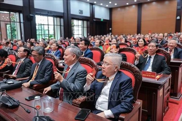 Các đại biểu biểu quyết thông qua Nghị quyết Đại hội. Ảnh: Lê Đông/TTXVN
