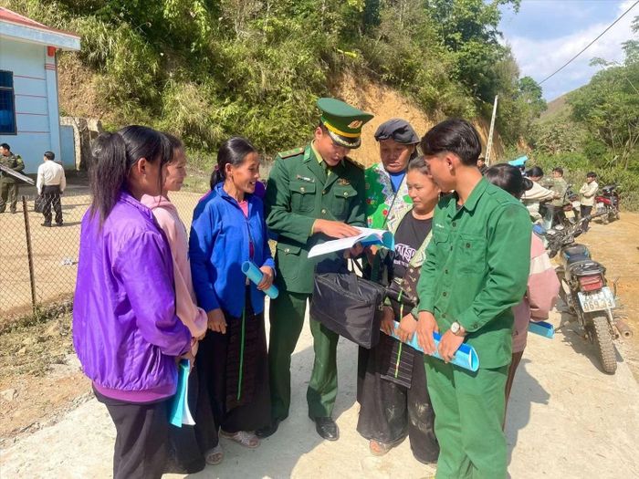 Bộ đội Biên phòng tỉnh Sơn La phổ biến, giáo dục pháp luật cho đồng bào dân tộc thiểu số.
