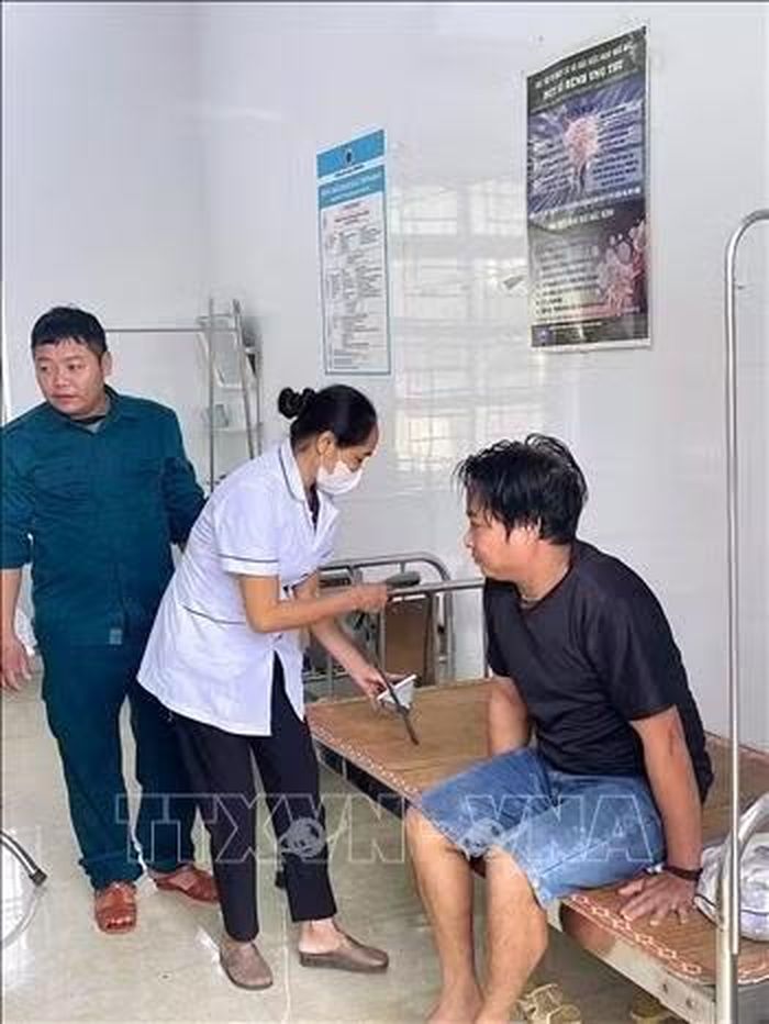 Người dân bị mắc kẹt trong hang được đưa về trạm y tế xã để kiểm tra sức khỏe. Ảnh: TTXVN phát