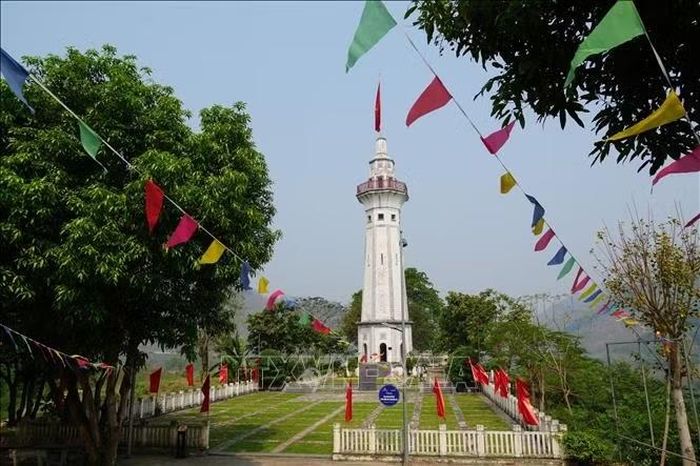 Điểm du lịch tại cột cờ Lũng Bô ở xã A Mú Sung, tỉnh Lào Cai. Ảnh: Hồng Ninh/TTXVN