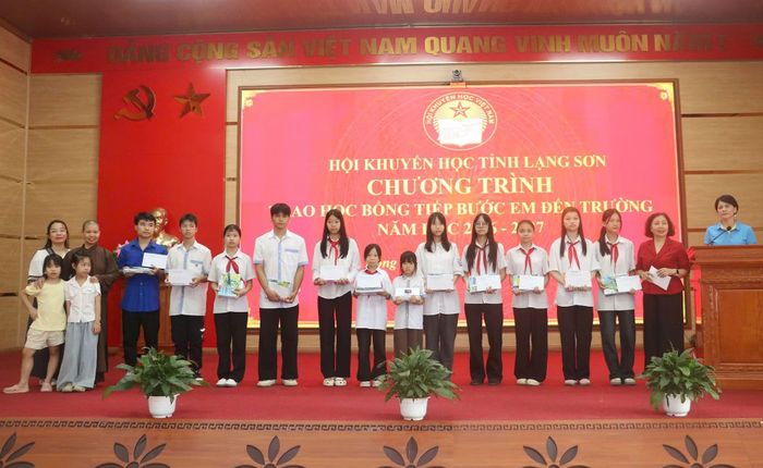 Lãnh đạo Hội Khuyến học tỉnh Lạng Sơn và đại diện chùa Yên Đức trao học bổng, quà cho học sinh có hoàn cảnh khó khăn.