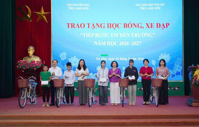 Lãnh đạo Hội Khuyến học tỉnh Lạng Sơn và Hội Phụ nữ tỉnh Lạng Sơn trao xe đạp, học bổng “Tiếp bước em đến trường” năm 2026 cho học sinh các xã: Quốc Việt, Tràng Định, Kháng Chiến, Đoàn Kết, Tân Tiến .