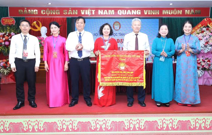 Hội Khuyến tỉnh Lạng Sơn nhận Cờ thi đua xuất sắc của Trug ương Hội Khuyến học Việt Nam