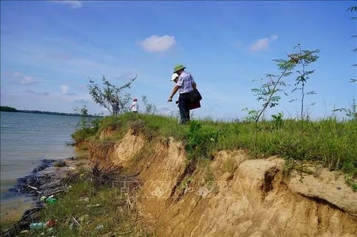 Trung bình mỗi năm bờ sông Nhật Lệ đoạn qua thôn Hàm Ninh, xã Quảng Ninh, bị xâm thực sâu từ 2–3m, lấn sâu vào đất canh tác nông nghiệp, gây khó khăn lớn cho sản xuất nông nghiệp.