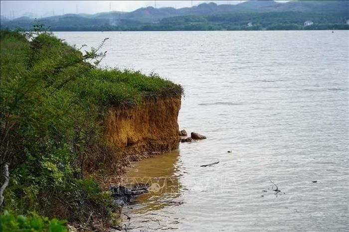 Xã Quảng Ninh có hơn 11km bờ sông bị sạt lở, xói mòn, ảnh hưởng trực tiếp đến hơn 4.800 hộ dân.