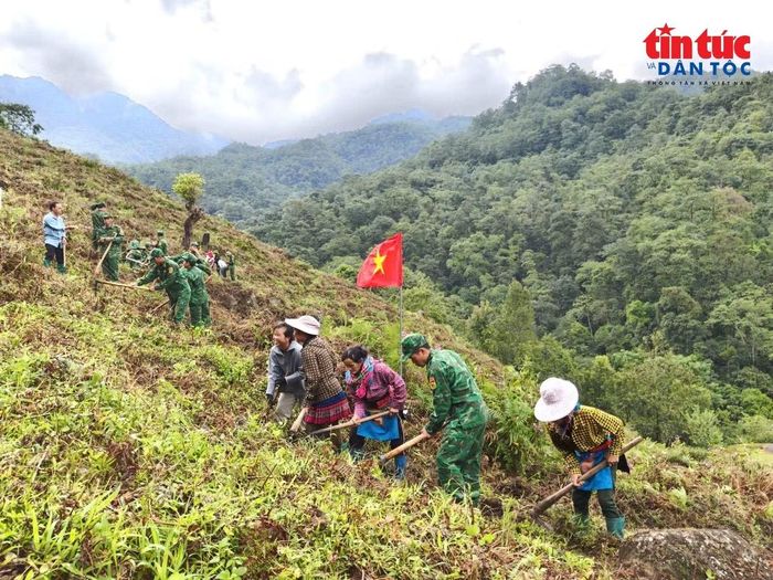 Bộ đội Biên phòng tỉnh Lai Châu giúp dân bản Ngài Thầu, xã Sì Lờ Lầu triển khai mô hình trồng rau xanh theo hướng tập trung, an toàn.
