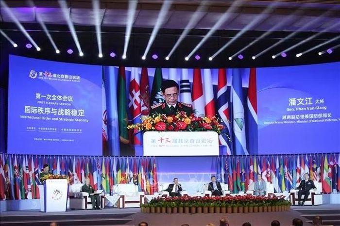 Đại tướng Phan Văn Giang, Phó Thủ tướng Chính phủ, Bộ trưởng Bộ Quốc phòng phát biểu tại Phiên toàn thể 1 Diễn đàn Hương Sơn Bắc Kinh lần thứ 13. Ảnh: Hải Yến/PV TTXVN tại Trung Quốc