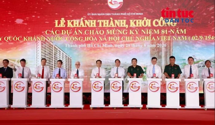 Các đại biểu nhấn nút khởi công các công trình, dự án chào mừng 81 năm Ngày Quốc khánh nước Cộng hòa xã hội chủ nghĩa Việt Nam (2/9/1945 - 2/9/2026). Ảnh: Mạnh Linh