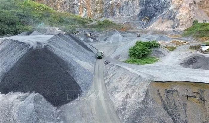 Mỏ đá Bản Cầm, xã Bản Cầm, Lào Cai hoạt động trong lĩnh vực khai thác khoáng sản có đầy đủ về giấy phép khai thác, đánh giá tác động môi trường (ĐTM), nghĩa vụ nộp thuế...hoạt động hiệu quả đáp ứng một phần nhu cầu về đá xây dựng cho doanh nghiệp và người dân trên địa bàn. Ảnh: Quốc Khánh/TTXVN
